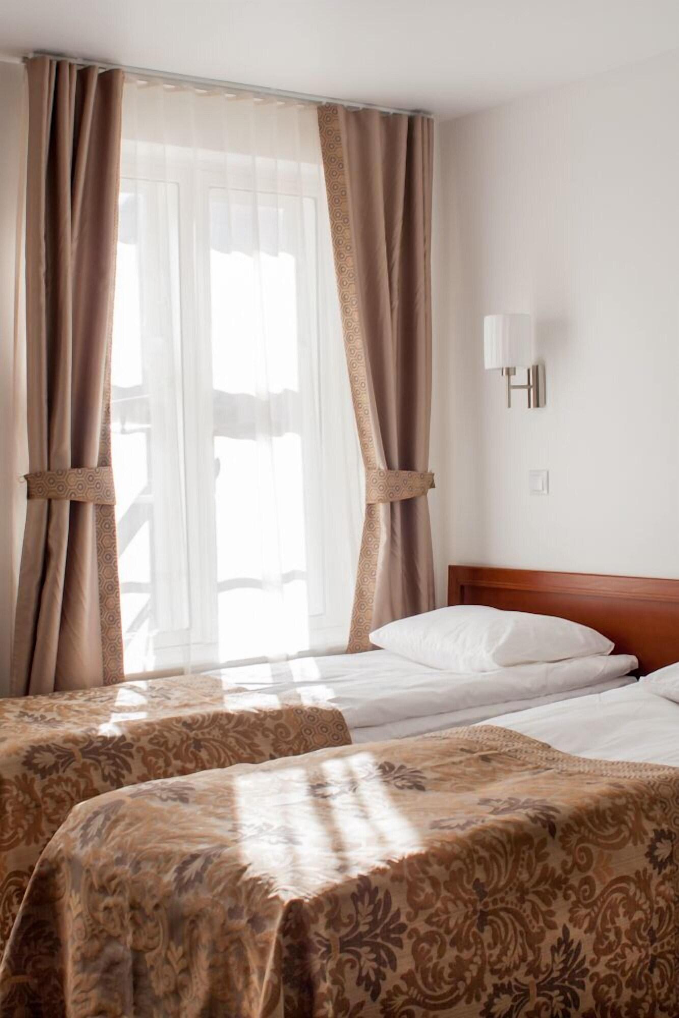 Three Crowns Residents Hotel Talin Exterior foto