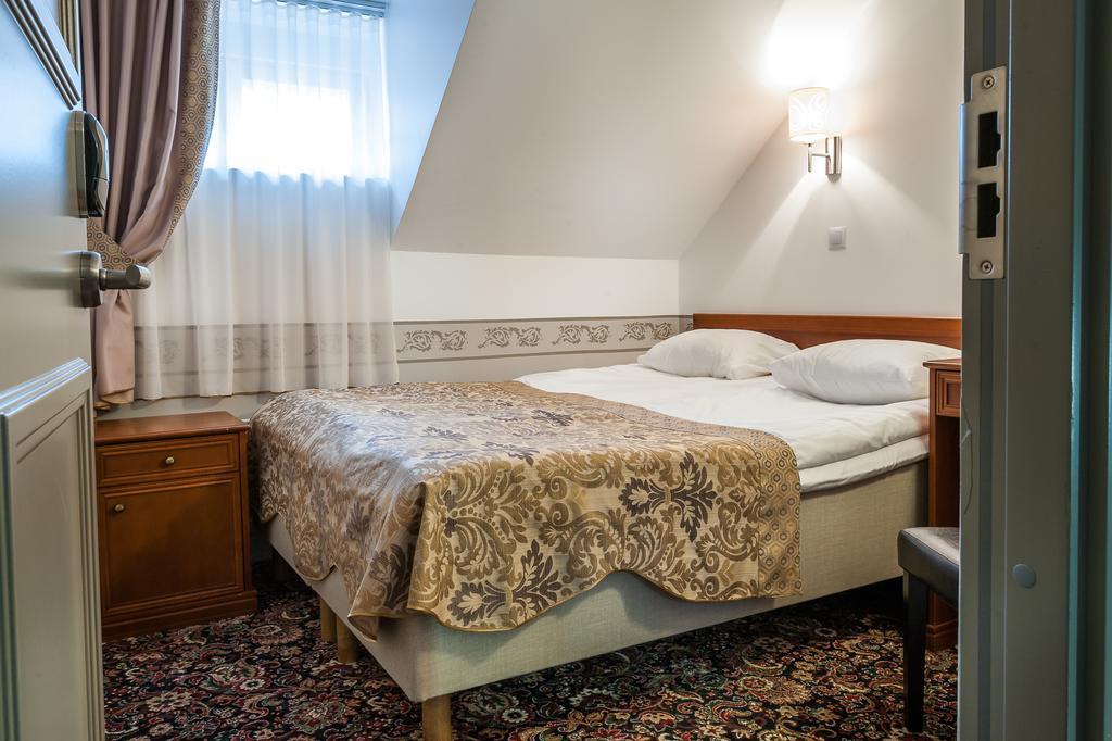 Three Crowns Residents Hotel Talin Exterior foto